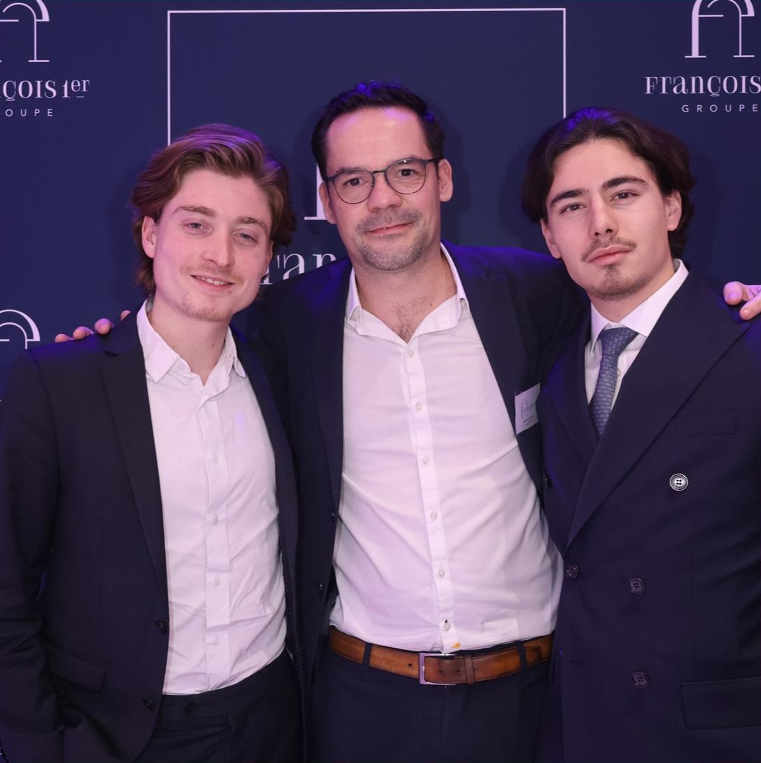 L'équipe Entasis Conseil, trois conseillers en costume lors d'un événement partenaire François 1er Groupe